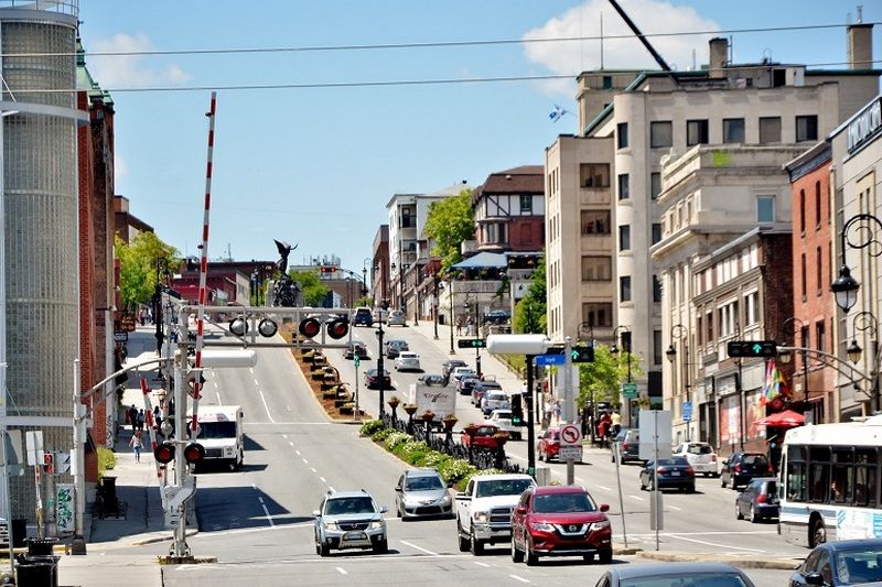 Deux visions pour Sherbrooke : la dignité humaine et la remise en état des routes au cœur de la campagne municipale